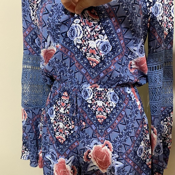 Wallflower || womans Blue Print off Shoulder Crochet Romper Sz Small - Picture 7 of 11